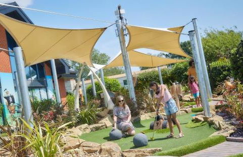 The Blue Lagoon 2 bedroom lodge with hot tub - Foto 56