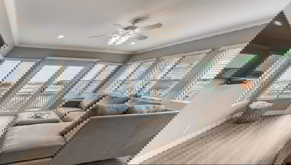 Oceanfront Beach House with Spacious Backyard by RedAwning - Foto 1, Imagen principal