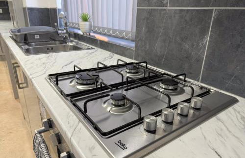 Stoneleigh Retreat 4BR Entire Home - Photo 17