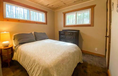 Burns Lake Cabin with Dock, Fire Pit, Rowboat and More - Foto 14