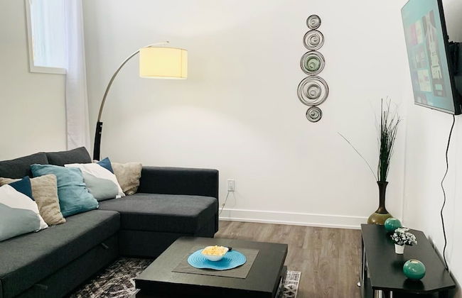 Luxurious and Peaceful Townhouse - Photo 7