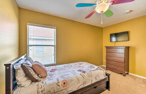 Spacious Family Home with Spa in Davenport! - Photo 26