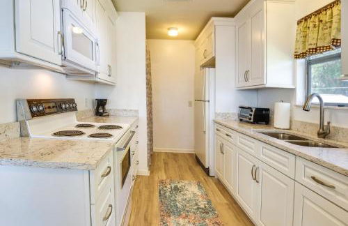 Renovated Crescent Lake Escape with Waterfront Deck! - Foto 7