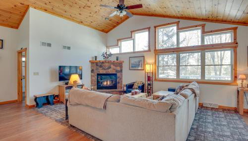 Lakefront Tomahawk Getaway with Deck and 2 Fireplaces! - Foto 4