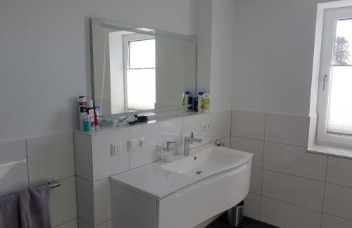 Neubau-Ferienwohnung mit Panorama-Seeblick - Foto 7