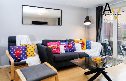 Northampton Pop Art House - Free Parking - Fast Wi Fi by AV Hughes Properties - Photo 27