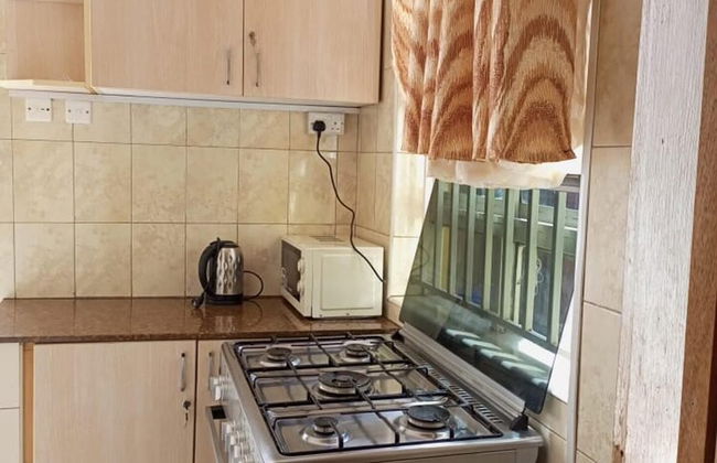 Captivating 3-bed Villa - Photo 16