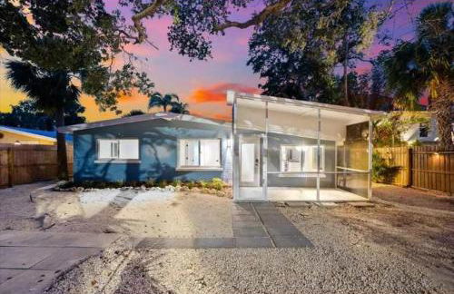 Blue Lagoon Hideaway 3BR Coastal Chic Retreat - Photo 6