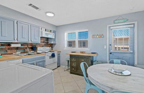 2BR Retreat with Pool, Near Beach and The Hangout - Photo 6