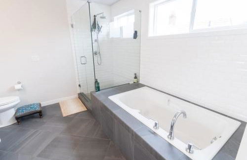 Comfy Family Home, Walkable Neighborhood + Patio! - Foto 37