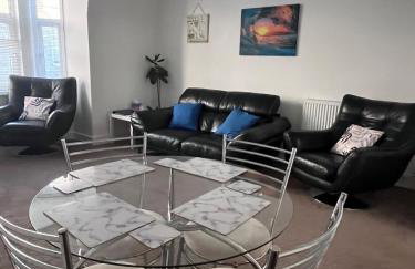 Spacious 2 bedroom flat nearby train and bus station - Foto 6