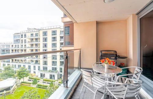 Chelsea Riverfront 2BR & Balcony - Foto 31