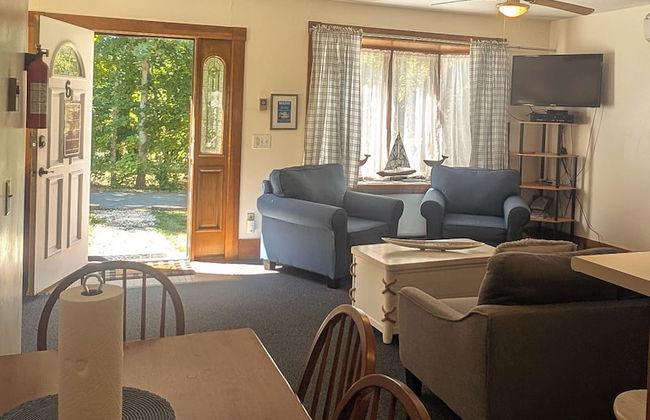 3Bedroom2Bath CarriageHouse Pet Friendly - Photo 13