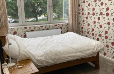 Luxury 3 Bedroom Flat with Garden - Photo 15