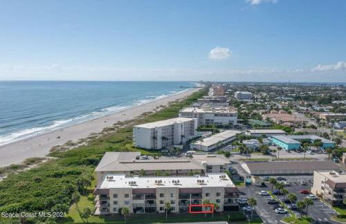 Coastal 2BR Oceanfront Escape, Steps from Sand & Pool - Foto 9