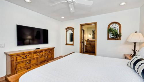 Great Group Retreat! Hacienda Decor, Spacious Floor Plan, Private Backyard - Foto 2