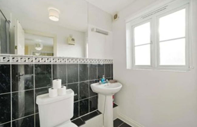 Stylish 2 bed Apt - Free Parking - Foto 8