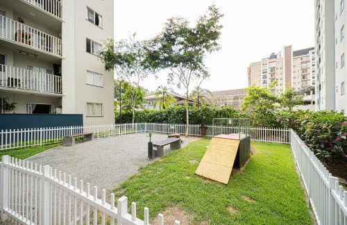 Aconchego e privacidade para sua família com 2 quartos, sala e cozinha integrados e sacada com churrasqueira - Foto 45