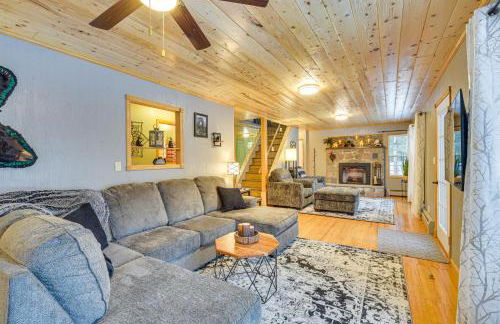 Charming Butternut Lake Getaway with Deck and Dock! - Foto 1