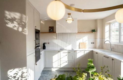 4BR Home and Parking with CCTV Contractors & Family - Photo 1