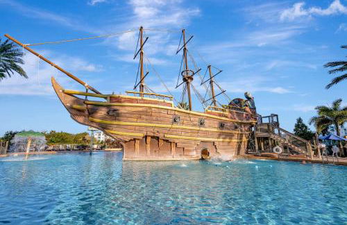 2BR Fireworks View with Pool & Spa 5 Minutes to Disney - Foto 3