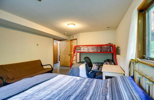 2 Mi to Cedar Lake Quiet Home with Fire Pit and Deck - Foto 13