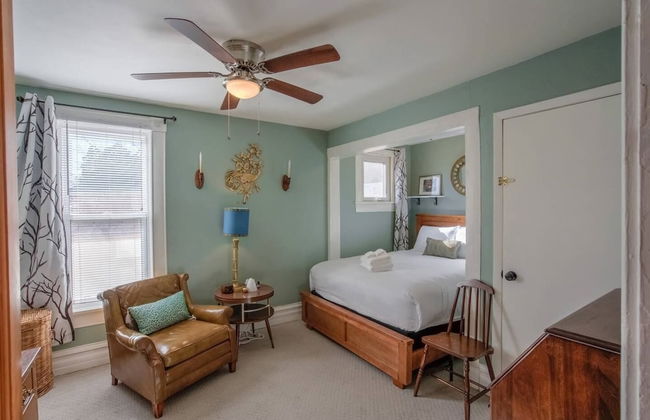 Downtown 1900 Classic 3 Bedroom Value - Photo 9