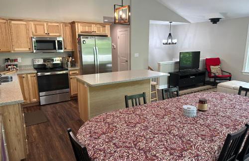 All Decked Up - wifi, view, river access, fire pit, 3 bedrooms, games, family friendly - Foto 7