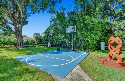8BR Gem With Pool, Lake View & Tons of Amenities! - Foto 156