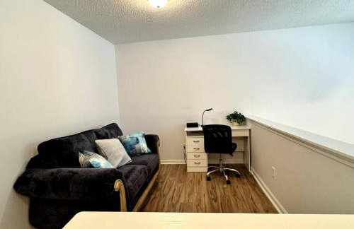 Bright Spacious Renovated Home Master on Main - Foto 31