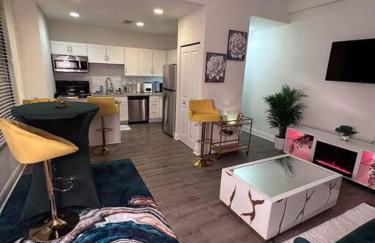 Luxurious 2 Bedroom Downtown City Views! - Foto 1