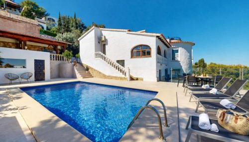 Villa León en Denia, vacaciones con barbacoa en terraza, piscina privada y vistas al Mediterráneo by Family Homes - Foto 2, sunbed