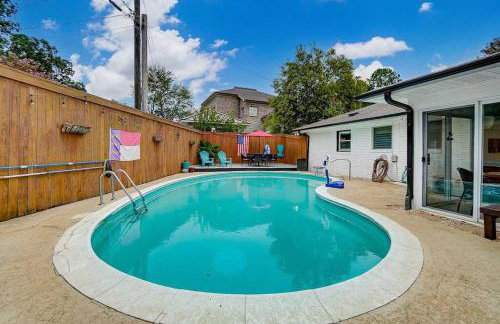 Poolside Bungalow with Fire Pit Fun and King Suite - Foto 28