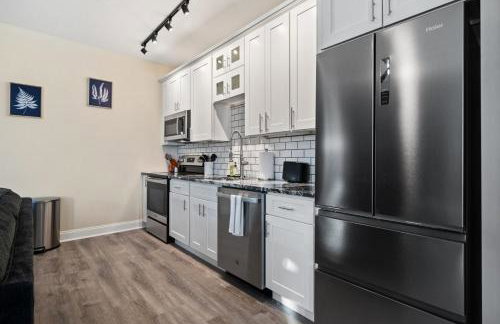 Cozy King Bed Suite with Free Parking - Foto 13