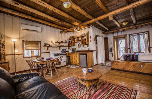 Rustic Log Cabin on Eco-Friendly Farm near Taos, New Mexico - Foto 4