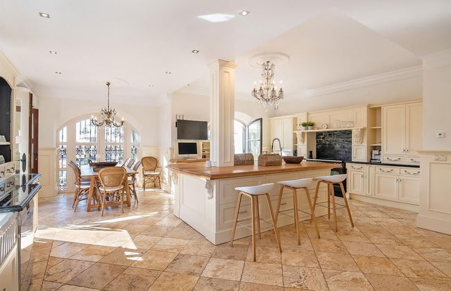 Super Villa Near Beach with Heated Pool - Foto 11