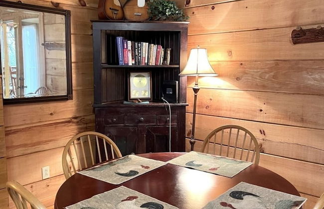 Romantic, pet friendly cabin with private hot tub, washer/dryer and full kitchen Studio Cabin by RedAwning - Foto 15