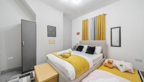 Contractor-friendly Home in Stoke with Free Parking - Foto 5, towels, wardrobe