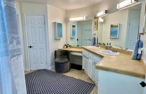 Epic Views, Huge House, Acres of J-Trees to explore, Hot Tub, Pool, AC, and Mini-Golf - Foto 44