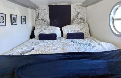 BrightOwl Waterside Narrowboat Cottage Experience - Foto 16