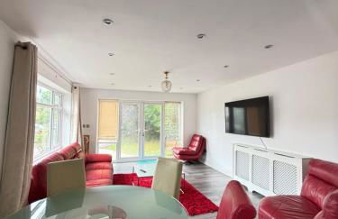 2BR Bungalow with Parking - Sunbeam Haven - Foto 29