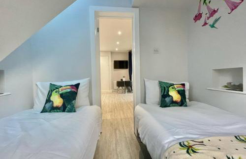 The Jungle Apartment - by Coastline Retreats - Jungle Themed Garden Apartment - Outdoor Bath - Next to Seafront - Childrens Toys - Superfast Wifi - Netflix - Disney - Foto 22