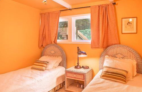 Cozy 2BR cabin near beach with deck fireplace. - Foto 16