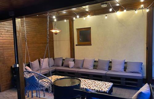 4 Bedroom family house with access to a hot tub - Photo 10