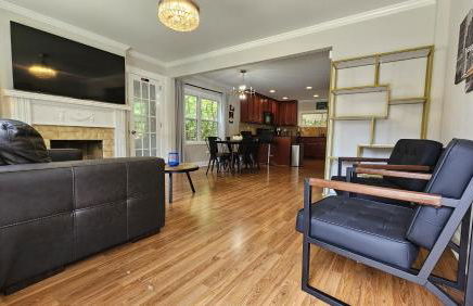 Gorgeous 3BR Home with Backyard - Foto 1