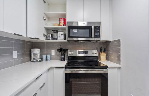Bright Uptown Bliss - Free Parking, Walkable, Views - Foto 14