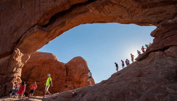 Touristes explorant le parc national des Arches
