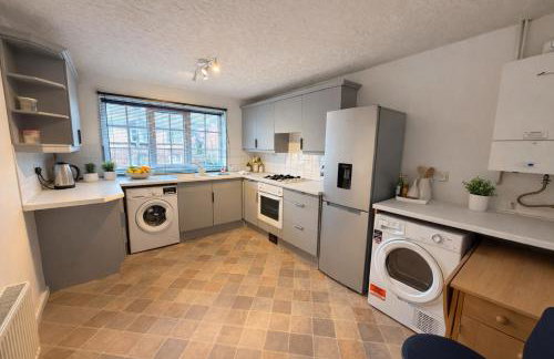 Stylish Apartment - Excellent Location - Free Parking, Fast WiFi, Smart TVs and Self-Check-In by Yoko Property - Foto 7