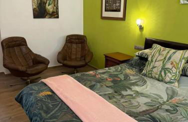 VILLA BLOSSOM in the beautiful area of Puerto Santiago Tenerife with 5 bedrooms for up to 10 guests private swimming pool and many other activities to entertain the family Secure parking for 2 cars and disabled access throughout - Foto 57