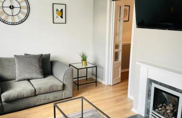 Wolverhampton 3-Bed Home Garden 4 Beds Parking for 2 Vans Ideal for Contractors, NHS & Long Stays Near M6, Walsall & City Centre - Foto 1